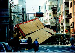 阪神淡路大震災で倒壊した東急ハンズ三宮店東側