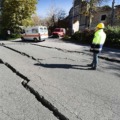 巨大地震による地割れ