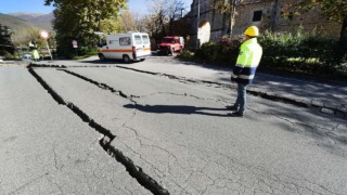巨大地震による地割れ