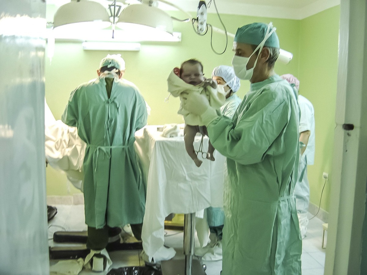 出産直後の赤ちゃんを取り上げる医師