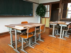 無人の教室(学級閉鎖のイメージ)