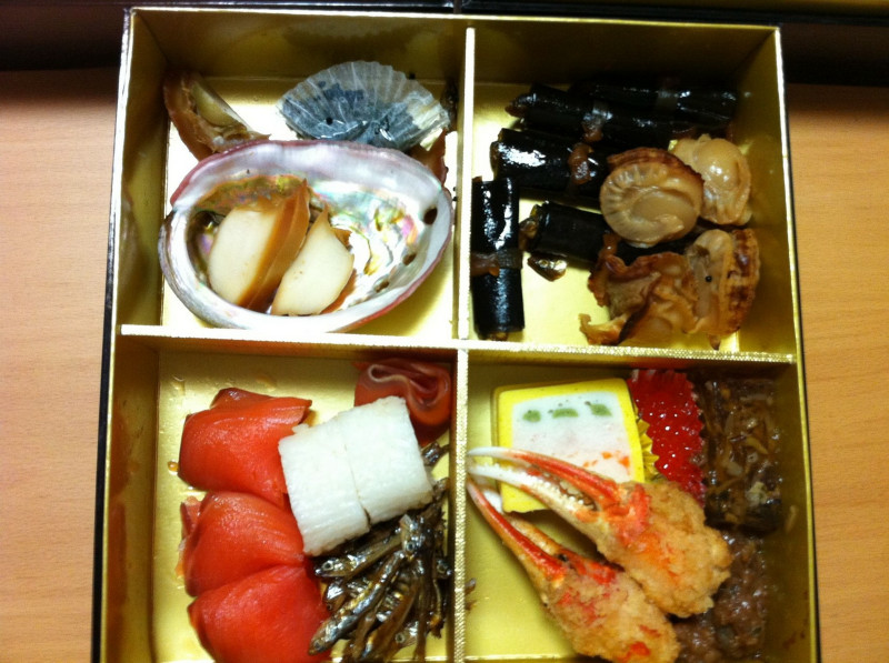バードカフェのスカスカおせち（https://gigazine.net/news/20110105_groupon_osechi/より）
