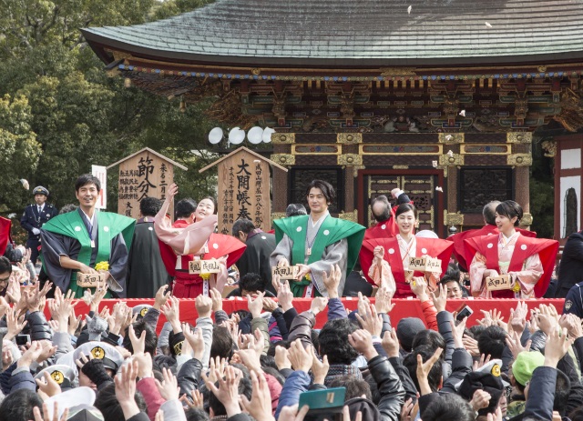 成田山で豆まきをする芸能人