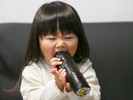 恵方巻き、丸かぶりする女の子の画像