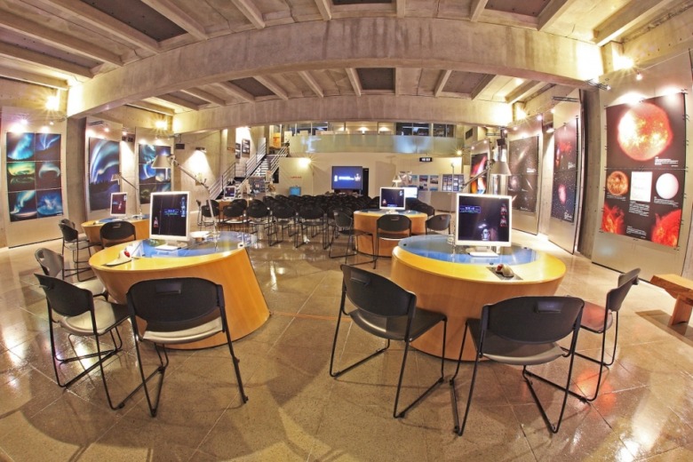 清潔でお洒落な館内。全景写真