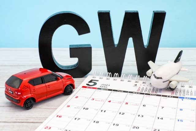  GWと書いている文字とカレンダーと車、飛行機のミニチュア