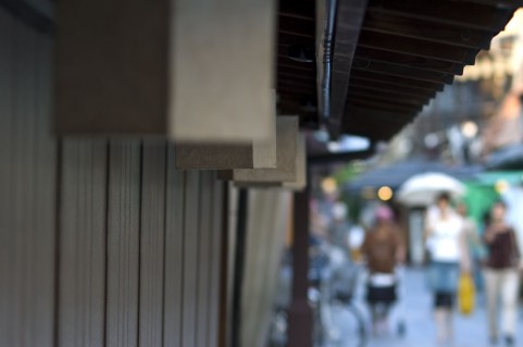 風鈴を吊るすのに適した軒下の画像