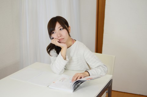 思案している女性の画像