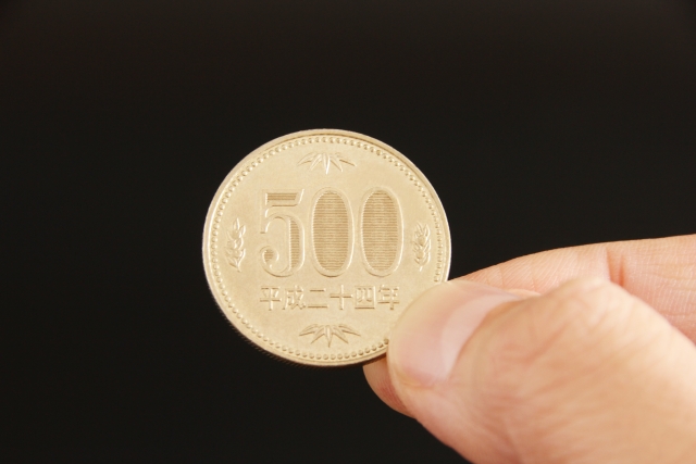 コンビニランチを500円までで済ます。500円玉を持っている人