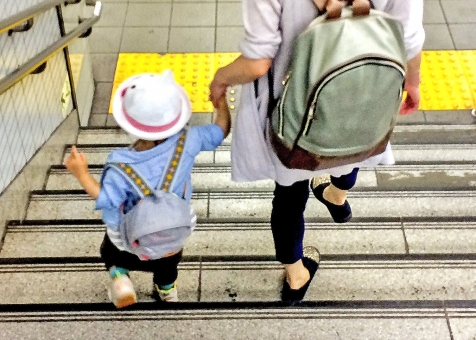 母子家庭、園児とママの画像