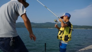 波止でアジ釣りをする親子