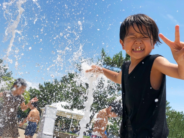 水遊びをする少年