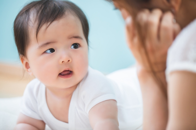 赤ちゃんの顔が四角い 顔は何歳まで どう変わっていくの じ じ の 一歩