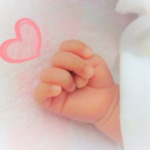 うんちを調べる。良く寝ている赤ちゃんの手