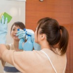 お風呂場の鏡が見えないとキレイ掃除している女性