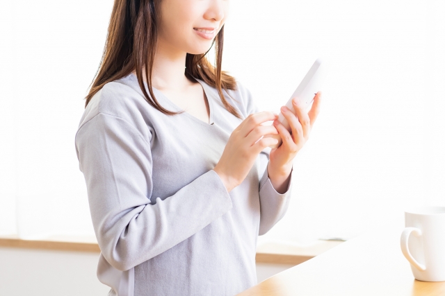 スマホを持っている女性