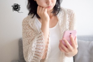 LINEを見ている女性。既読にならない。