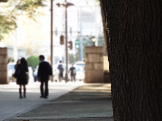 学校帰りの中学生カップル