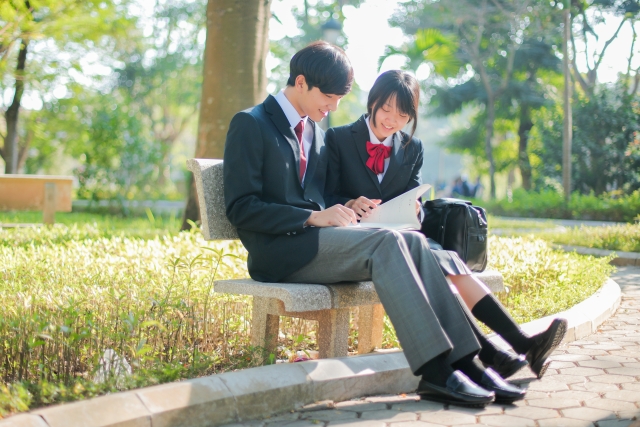 制服姿で仲良く話す中学生カップル