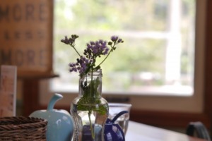 テーブルの上の花。小物。