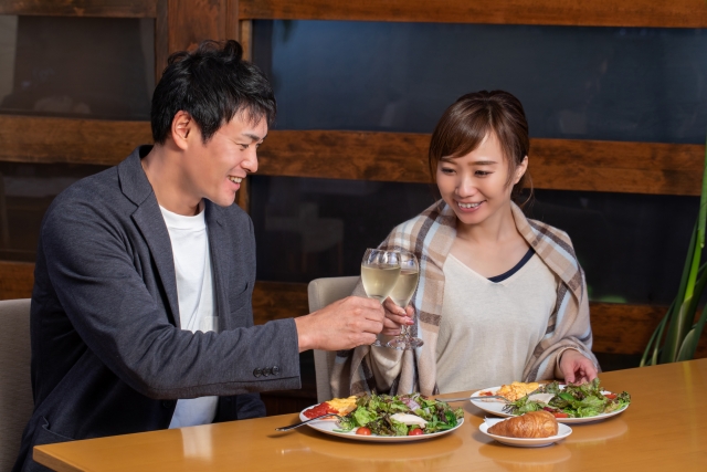 楽しそうにリラックスしながら会食するカップル