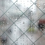 雨の日・窓に着いた雨つぶ