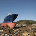 東日本大震災での被害にあった風景、乗り上げる大きな船
