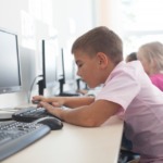 パソコンで授業を受ける子供