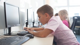 パソコンで授業を受ける子供