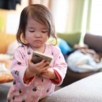 携帯を操作する子供