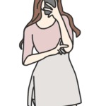 スマートフォンで自分を撮るおしゃれな女性