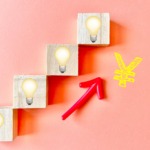 右肩上がりに並んでいる4つの電球とお金マーク