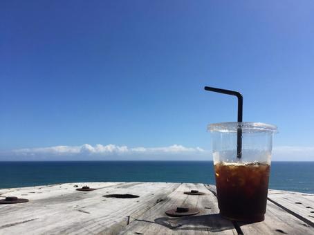 青空と海とアイスコーヒー