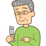 ガラケーを使うシニア男性