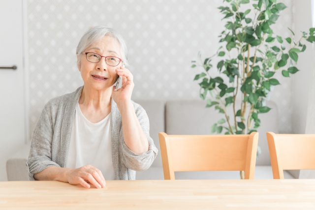 携帯電話で通話する女性高齢者