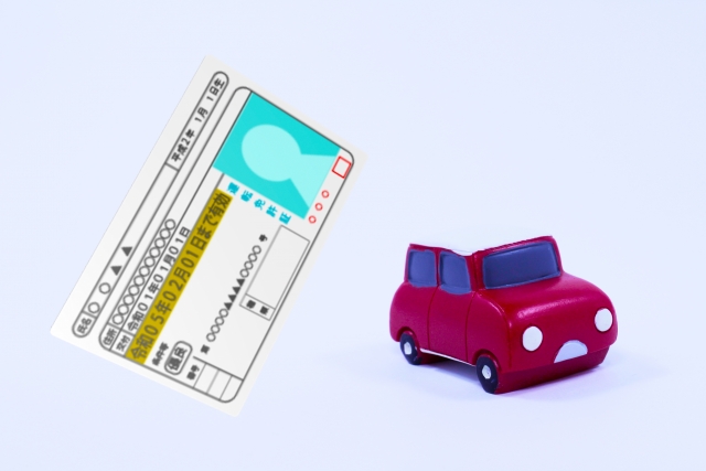 運転免許証と車のイメージ