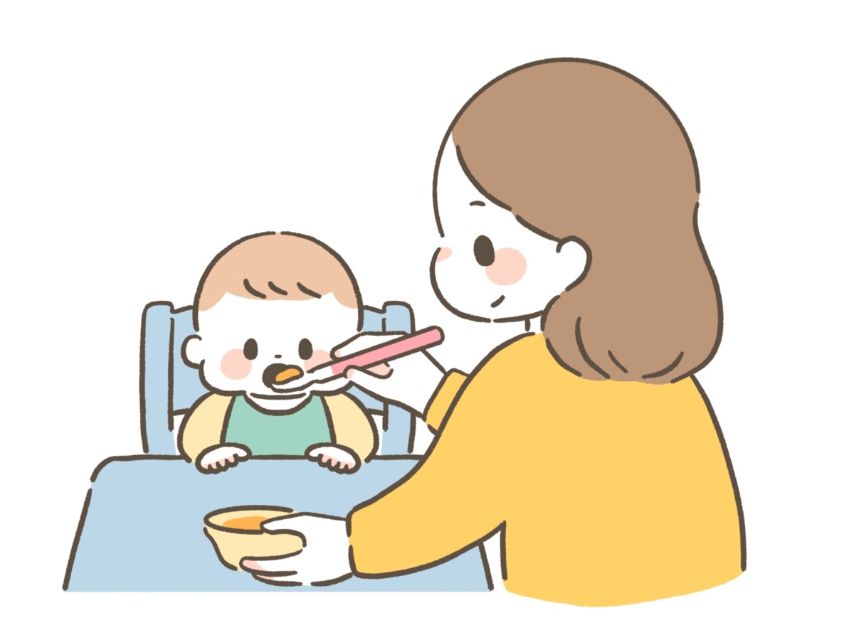 おうちコープの離乳食を赤ちゃんに食べさせるママ