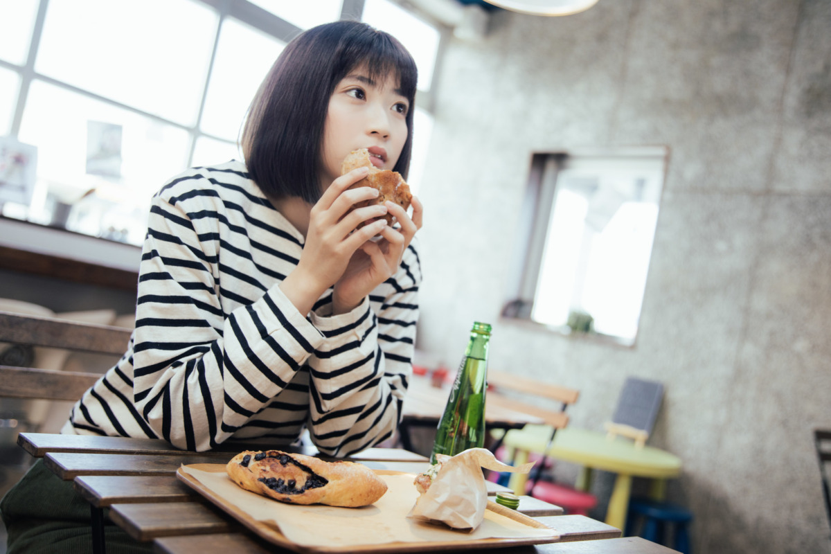 パンを食べる30代女性