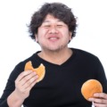 パンを食べるメタボ 男性。太りすぎを予防したい。