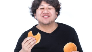 パンを食べるメタボ 男性。太りすぎを予防したい。