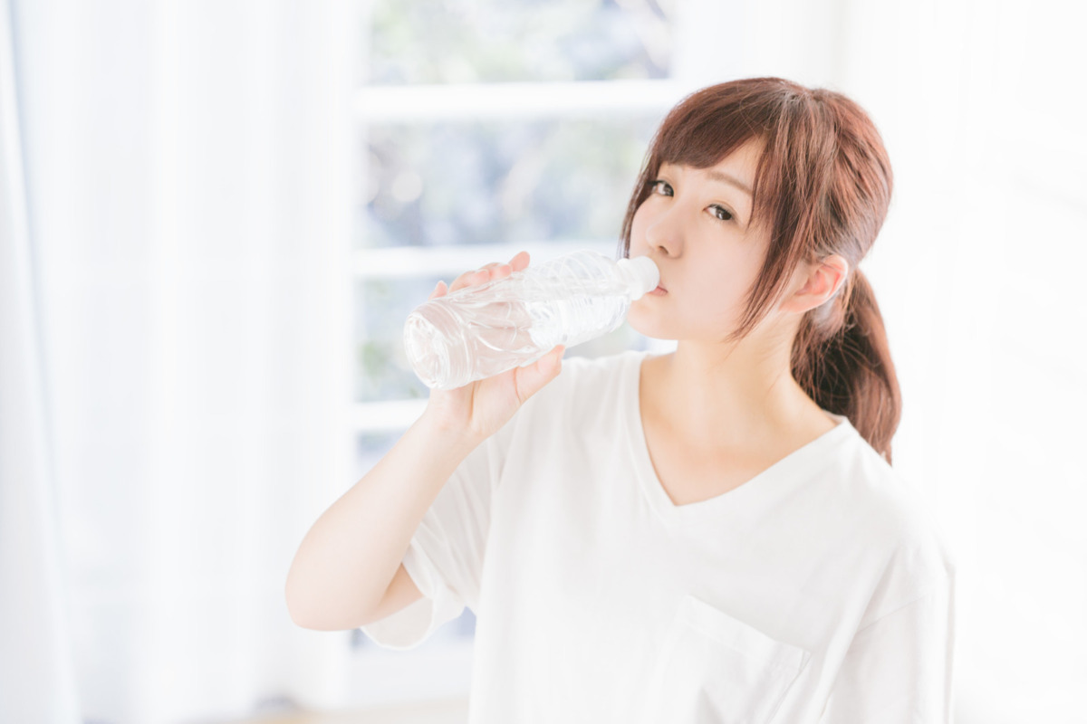 水を飲む30代女性
