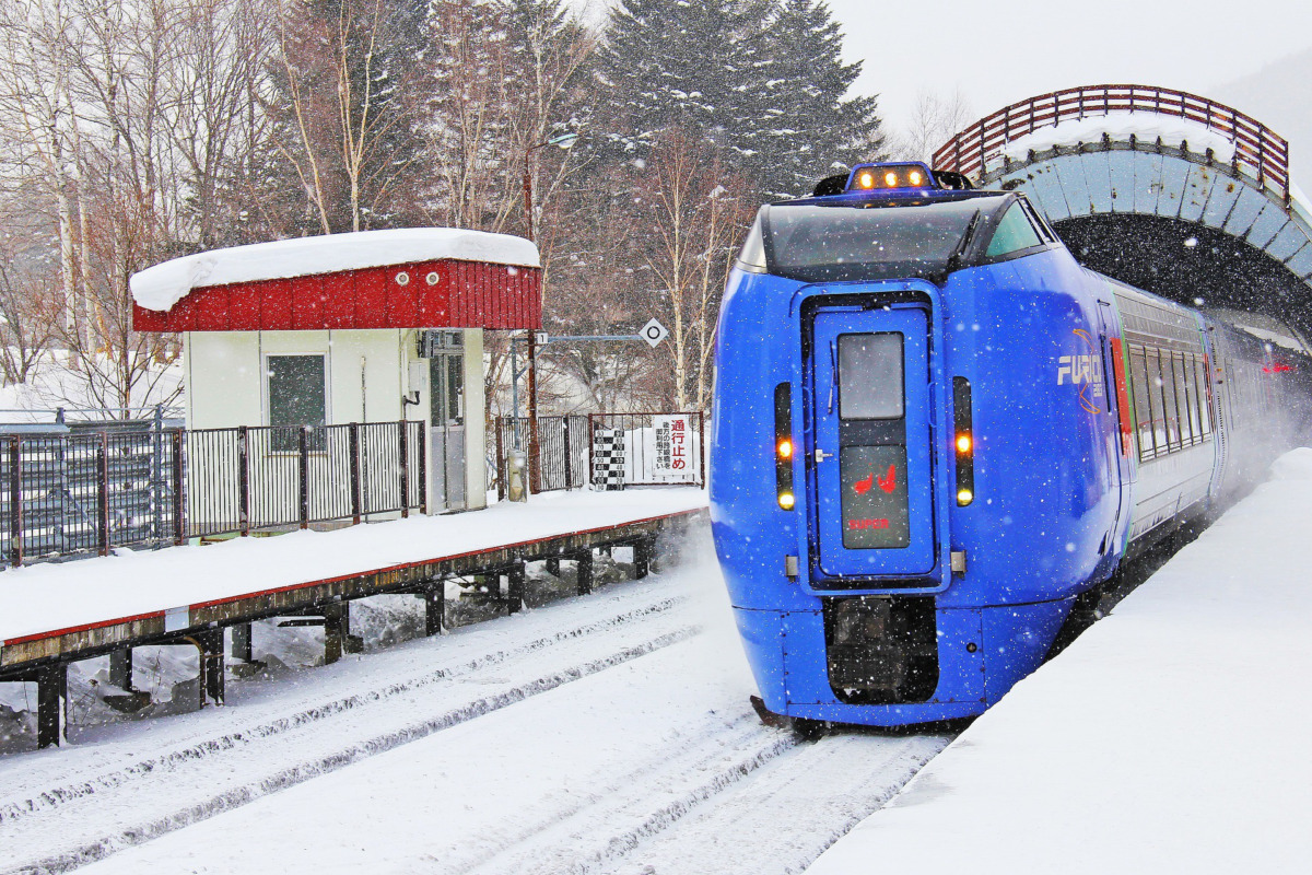 雪降る北海道を走る列車