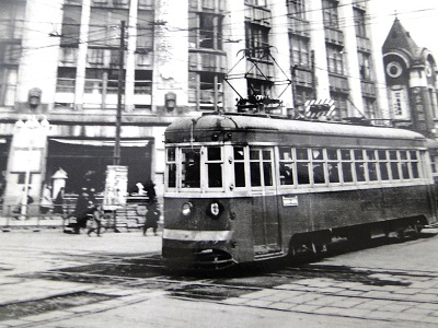 1952年（昭和27年）札幌三越前で雪道を行く路面電車
