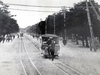 大正初期の札幌はまだ馬が電車を引いていました。
