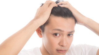 頭皮の乾燥による薄毛対策がわからず頭を抱える男性