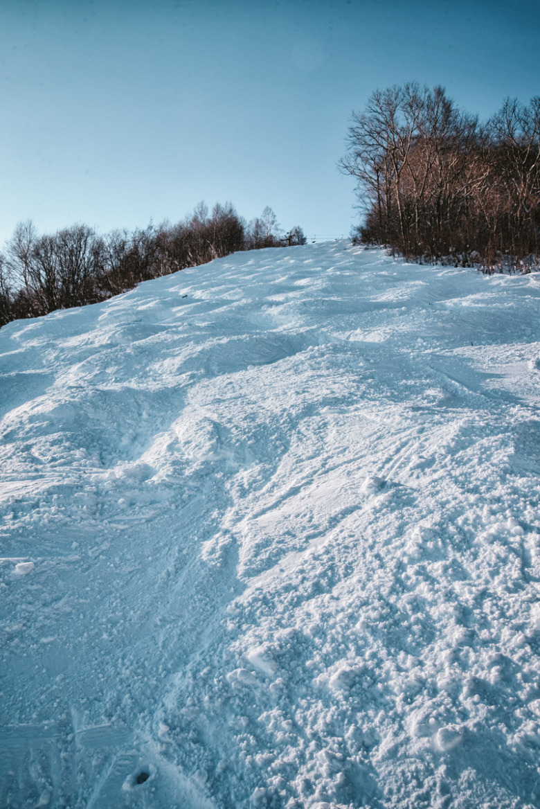 スキー場コース外の厳しい斜面