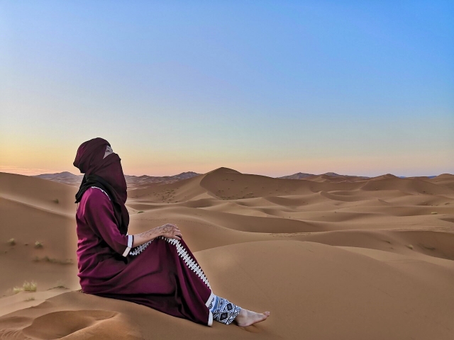 モロッコのサハラ砂漠でコスプレする女性