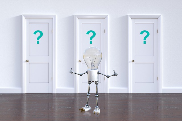 白い壁に、？マークがかかれたドアが3つ並んでいる。その前に電球の頭をしたロボットが、立っていてどのドアを開けようか選んでいる。