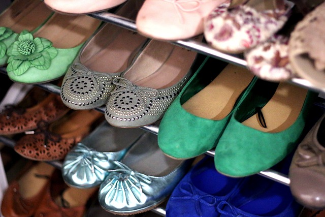 靴の棚に10足ほどの女性用シューズが並んでいる。ほとんどがフラットシューズ。